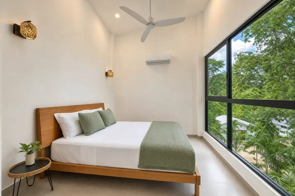 Suite Luna master bedroom opening onto the garden